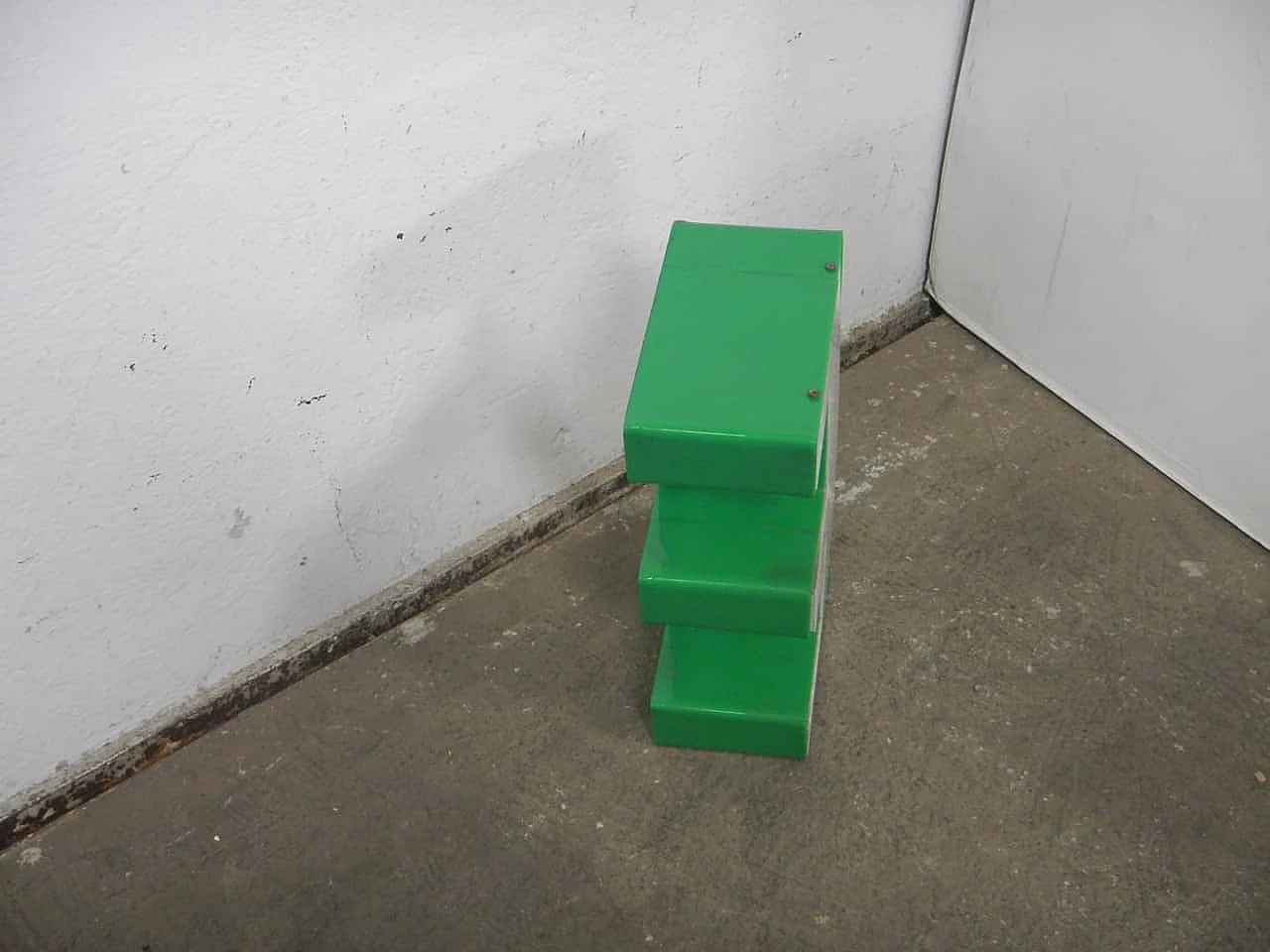 Green plastic letter E, 1980s 4