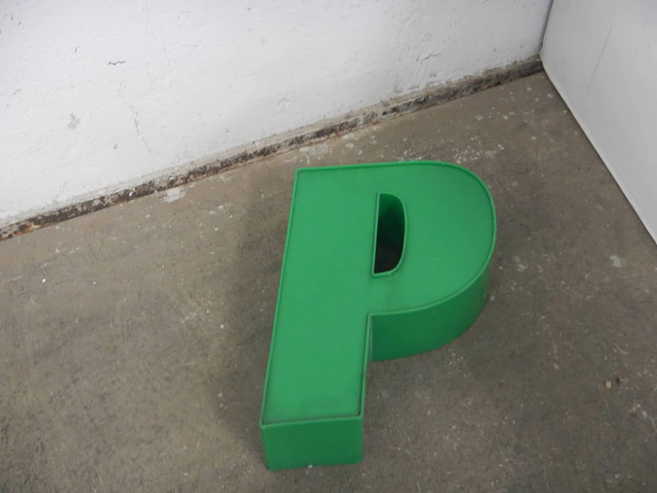 Lettera P in plastica verde, anni '80 2