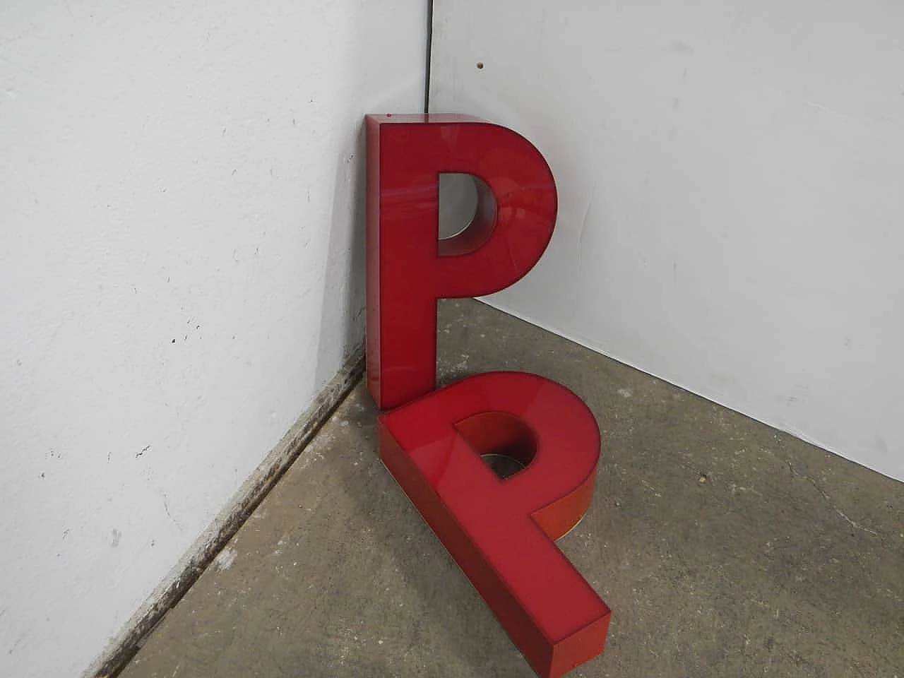 Lettera P in plastica rossa, anni '70 1