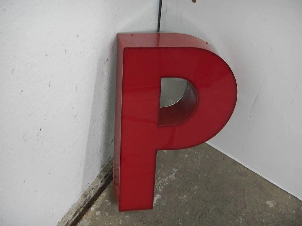 Lettera P in plastica rossa, anni '70 2