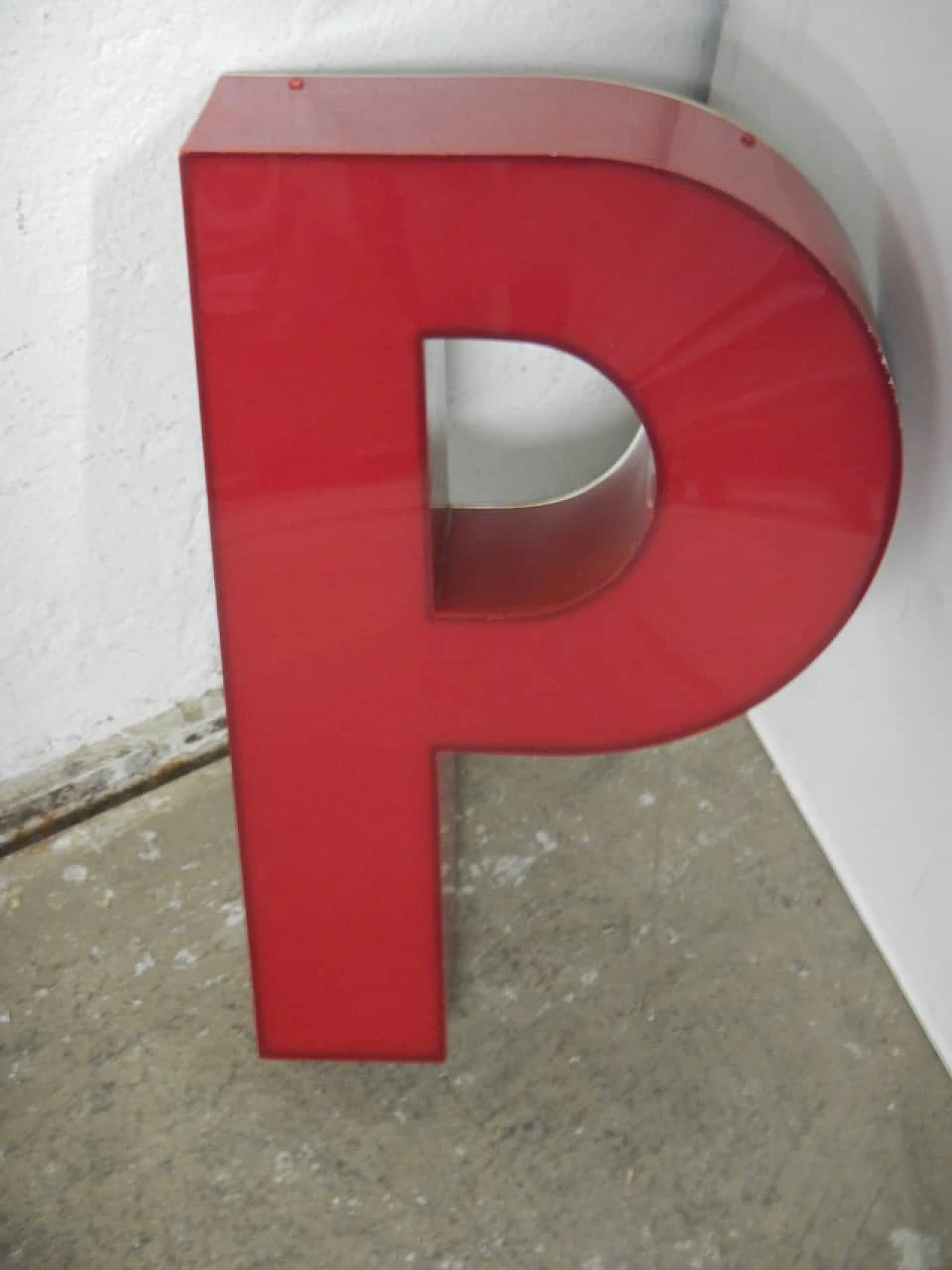 Lettera P in plastica rossa, anni '70 3