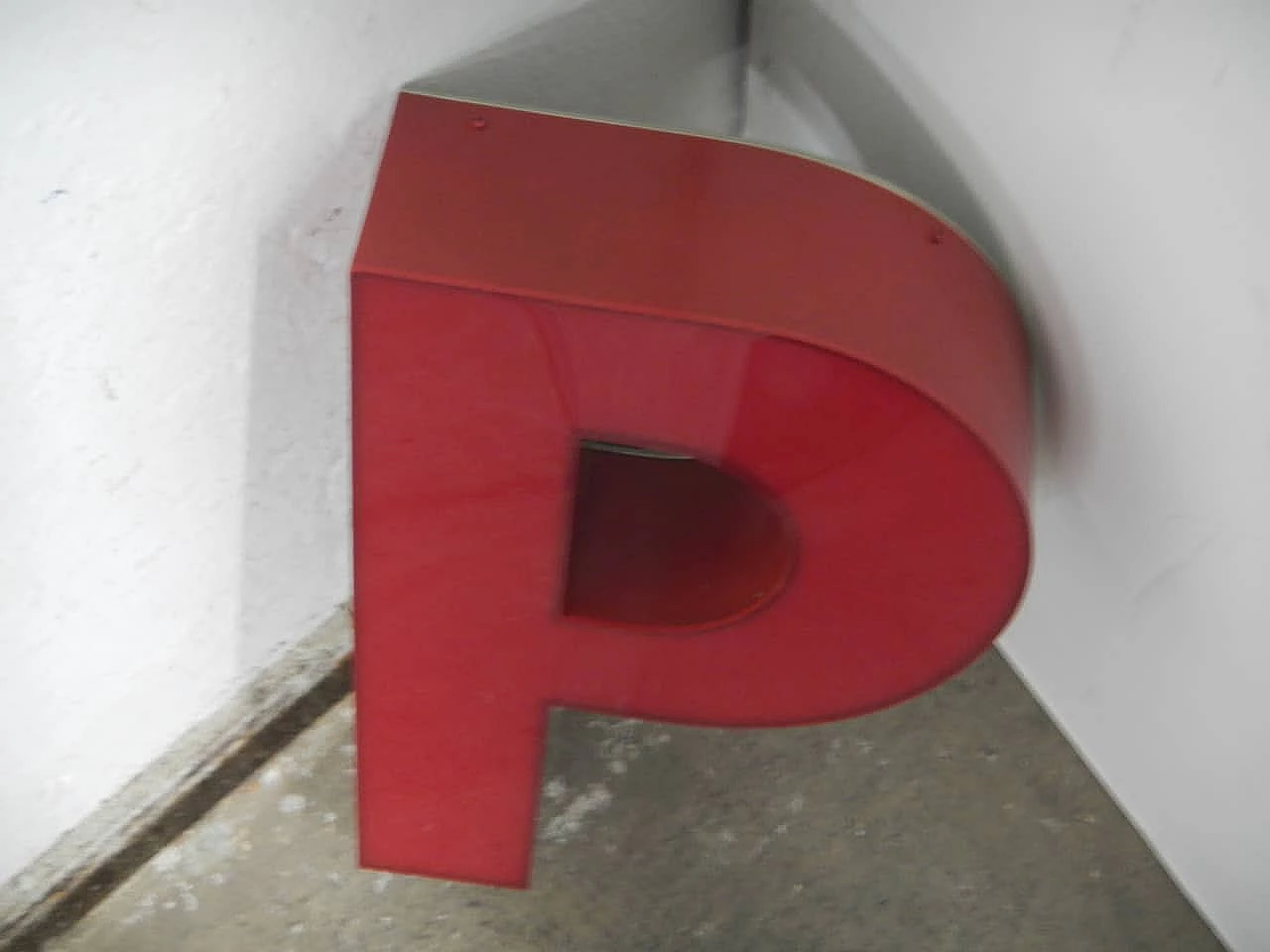 Lettera P in plastica rossa, anni '70 4