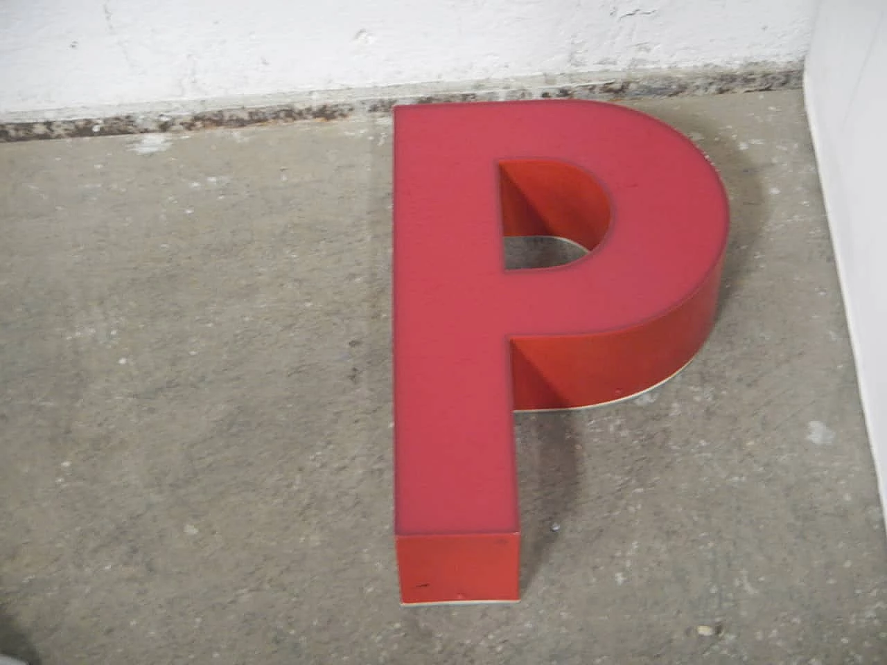Lettera P in plastica rossa, anni '70 5