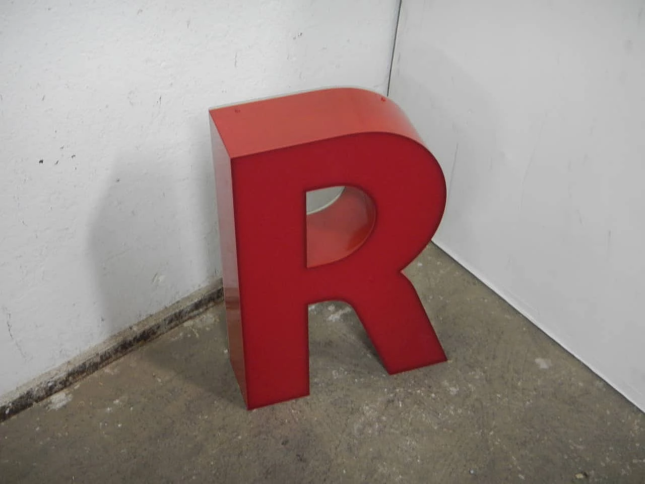 Lettera R in plastica rossa, anni '70 1
