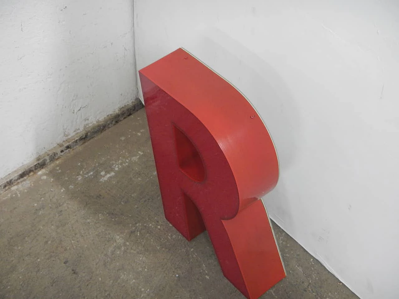 Lettera R in plastica rossa, anni '70 2