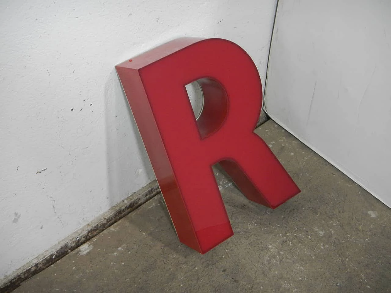 Lettera R in plastica rossa, anni '70 3