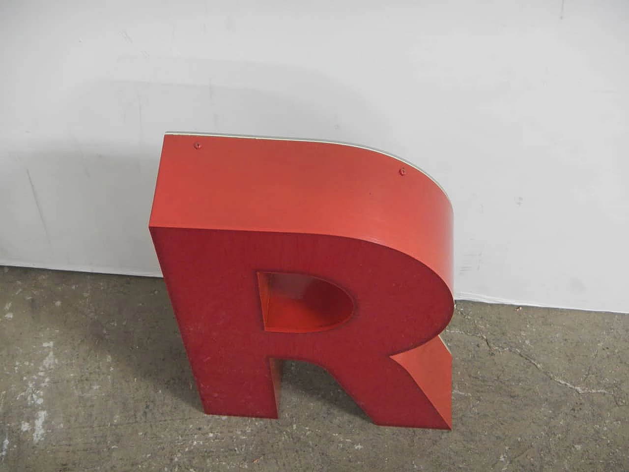 Lettera R in plastica rossa, anni '70 4