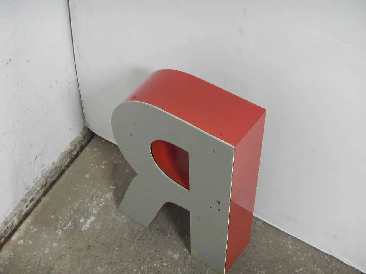 Red plastic letter R, 1970s 5
