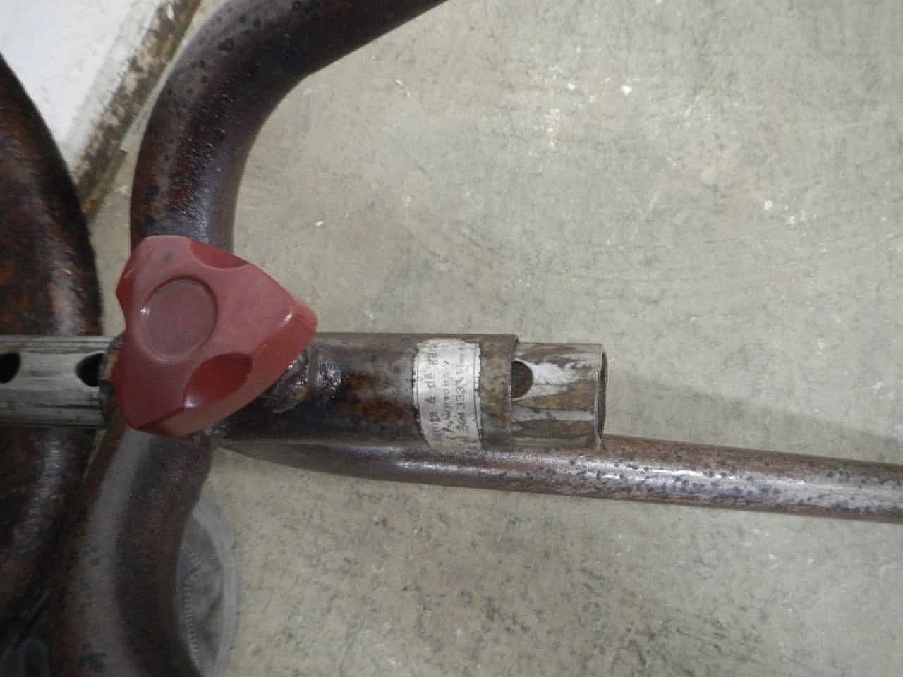 Sgabello regolabile in ferro a tre gambe, anni '50 4