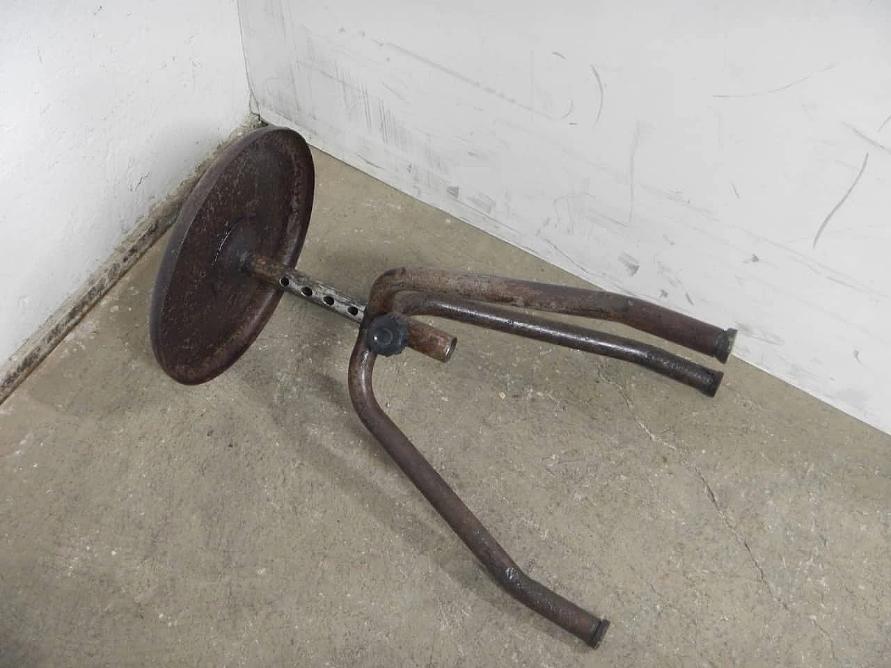 Sgabello da officina in ferro con tre gambe, anni '50 4