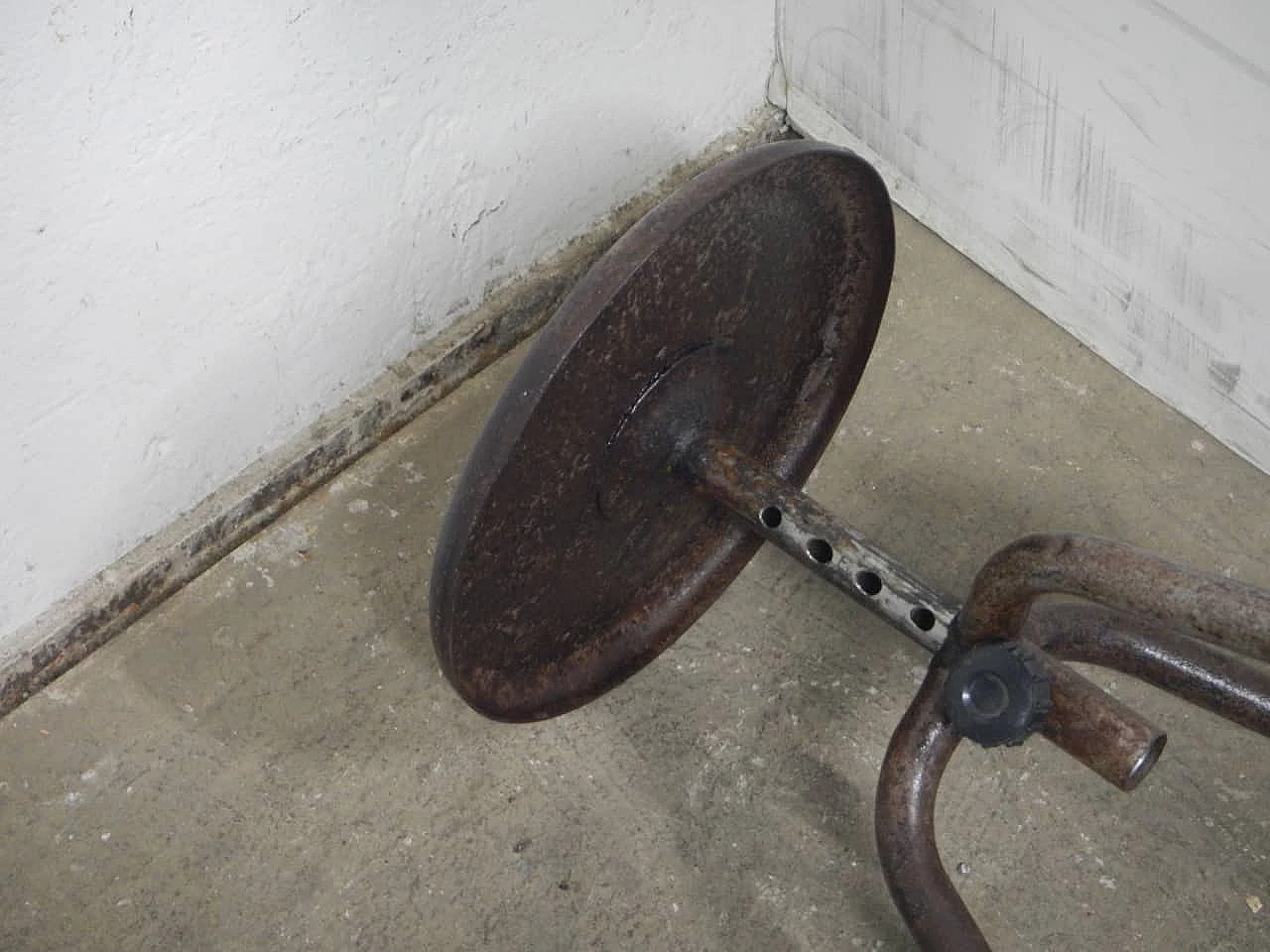 Sgabello da officina in ferro con tre gambe, anni '50 7