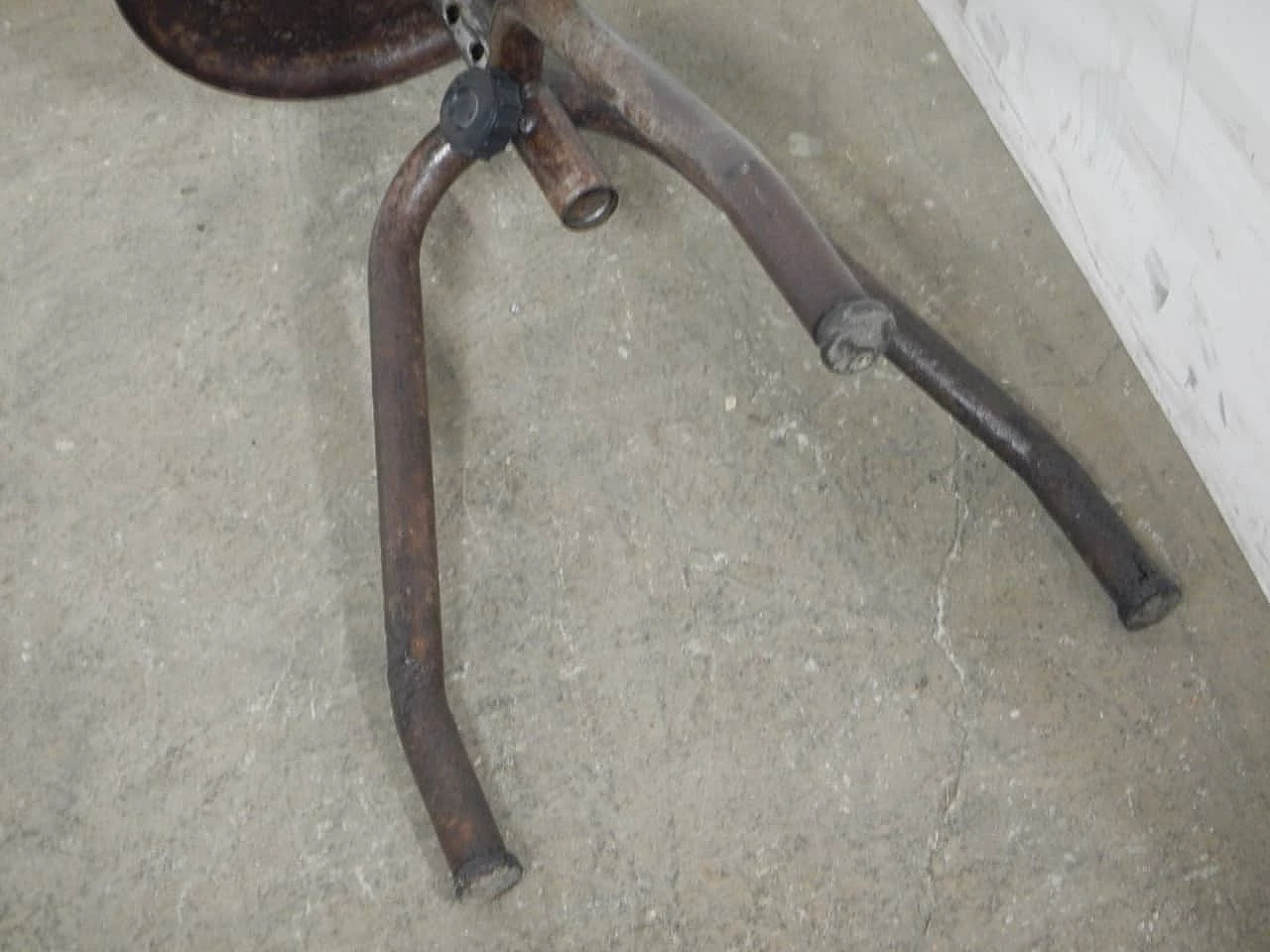 Sgabello da officina in ferro con tre gambe, anni '50 8