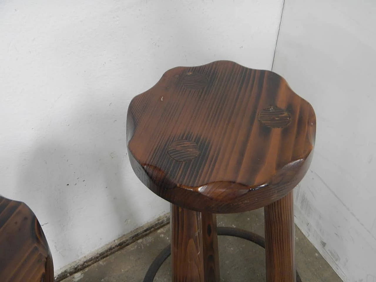 Coppia di sgabelli rustici in abete con poggiapiedi in metallo, anni '80 6