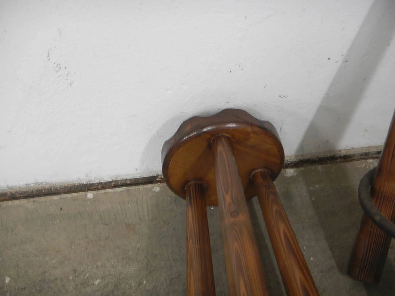 Coppia di sgabelli rustici in abete con poggiapiedi in metallo, anni '80 8