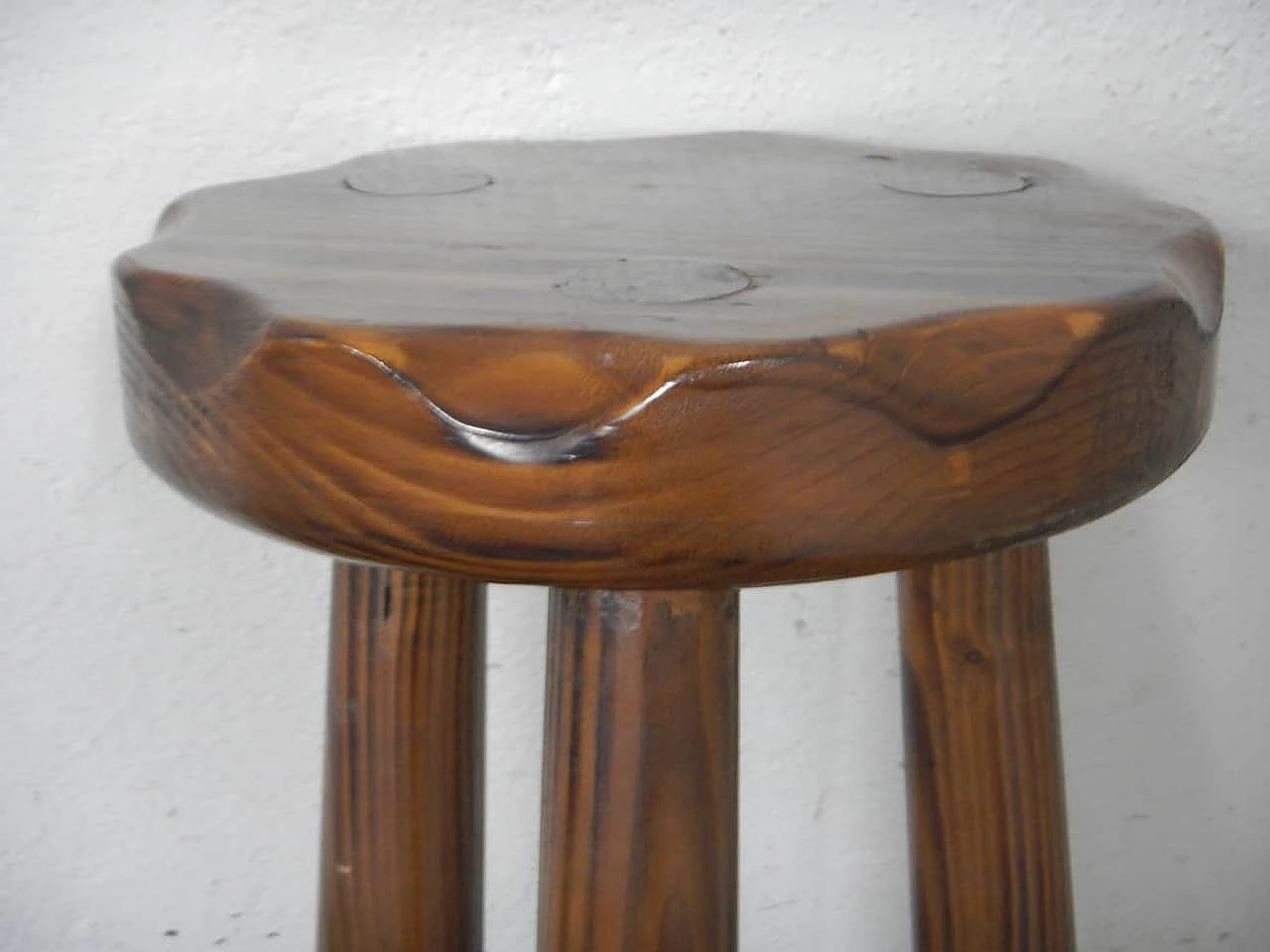 Coppia di sgabelli rustici in abete con poggiapiedi in metallo, anni '80 9