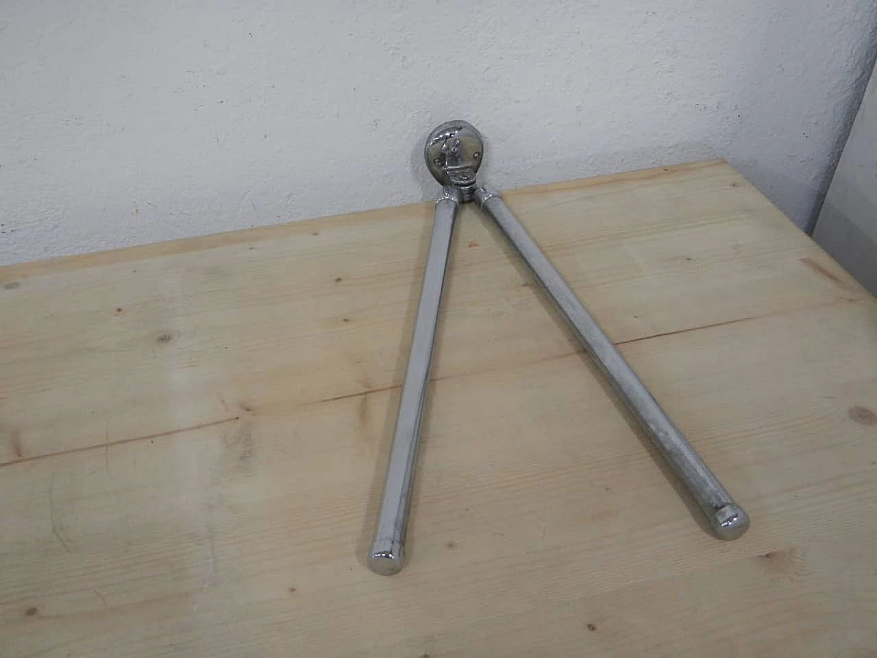 Porta asciugamani in metallo cromato, anni '60 1