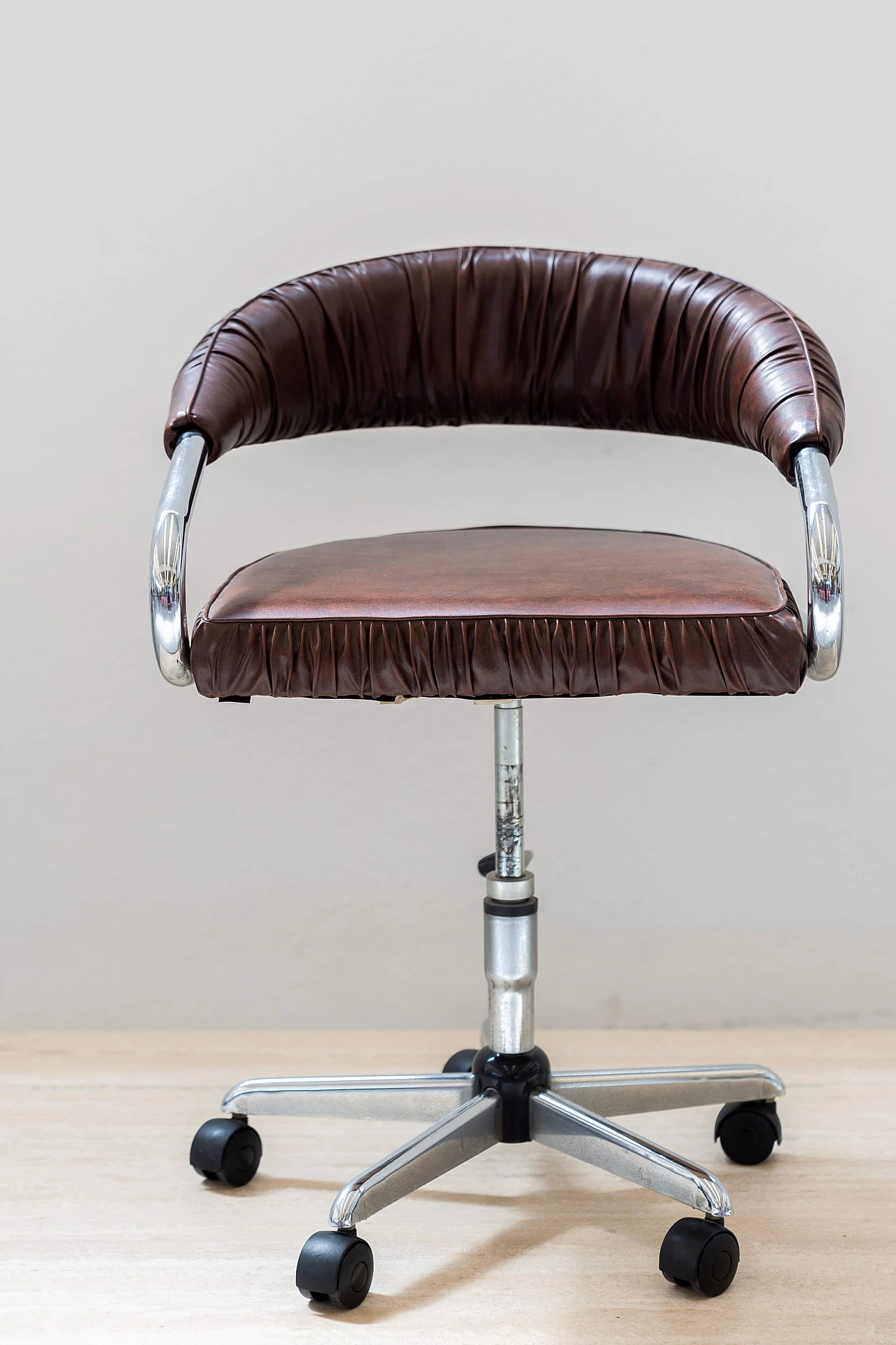 Brown leather Cobra chair by Giotto Stoppino for Kartell, 1970s 1