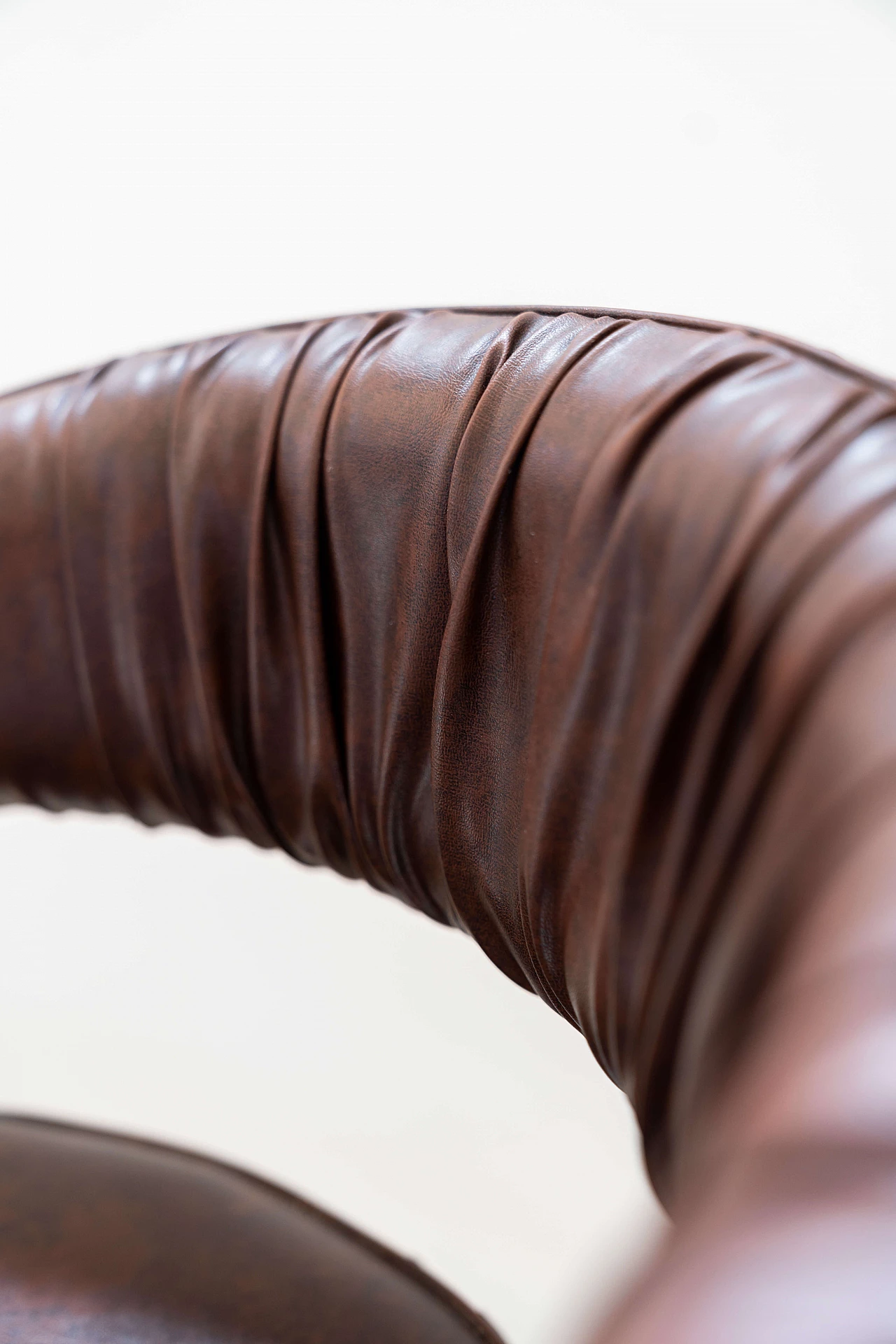 Brown leather Cobra chair by Giotto Stoppino for Kartell, 1970s 11