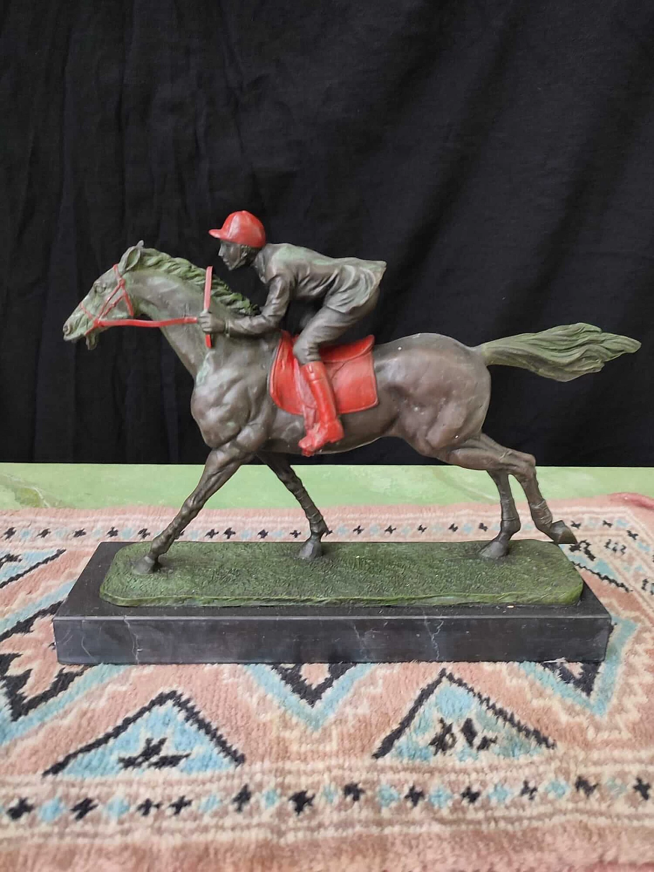 Scultura di fantino a cavallo in bronzo dipinto, inizio '900 4