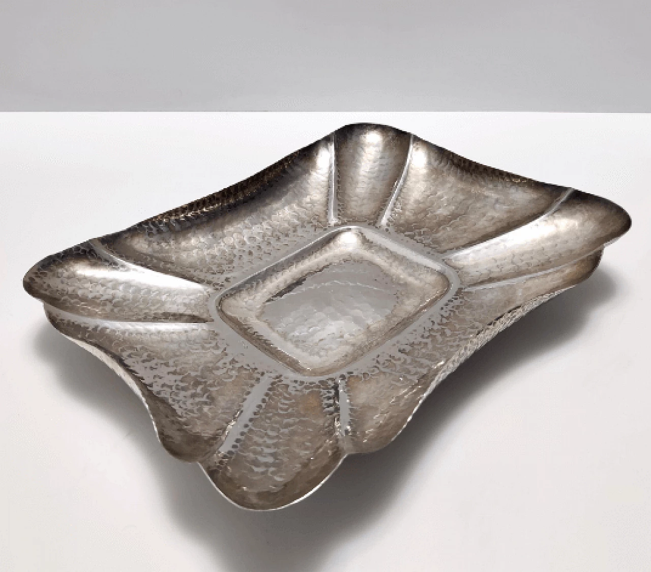 Vassoio in metallo placcato argento sbalzato di Olri, anni '50 3