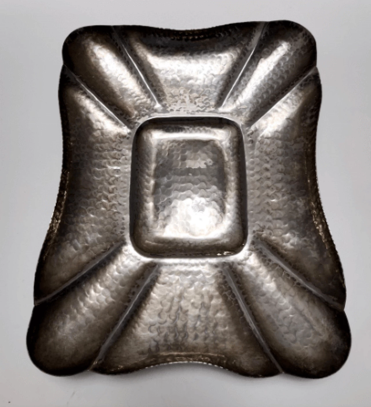 Vassoio in metallo placcato argento sbalzato di Olri, anni '50 5