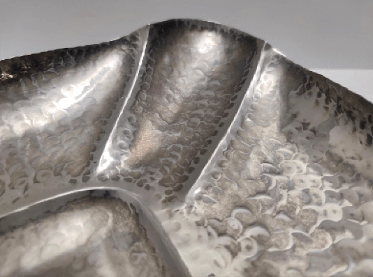Vassoio in metallo placcato argento sbalzato di Olri, anni '50 10