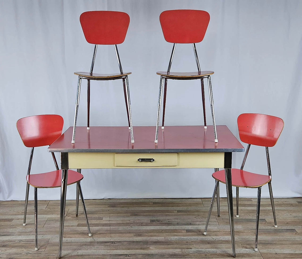 4 Sedie e tavolo in formica rossa con struttura in ferro, anni '70 1
