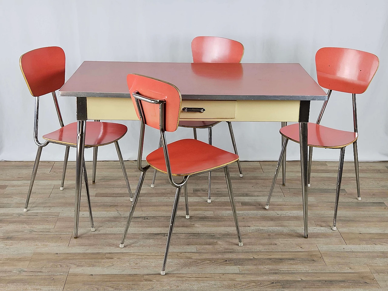 4 Sedie e tavolo in formica rossa con struttura in ferro, anni '70 2