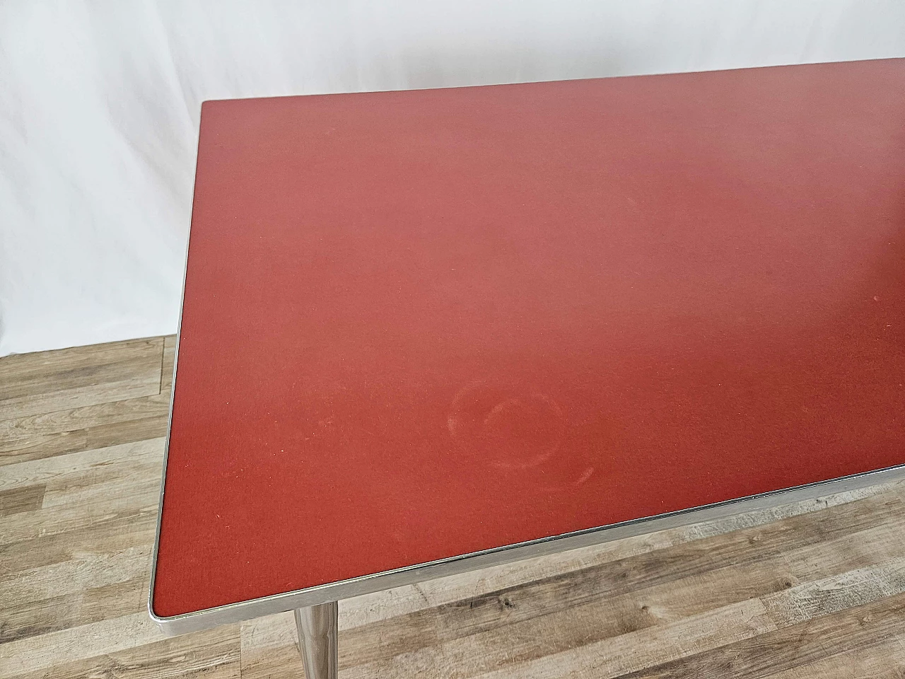 4 Sedie e tavolo in formica rossa con struttura in ferro, anni '70 5
