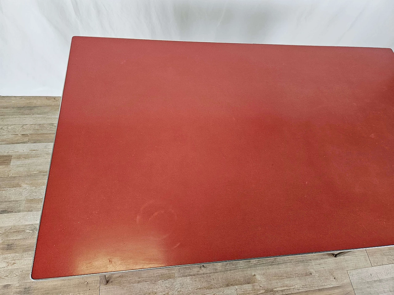 4 Sedie e tavolo in formica rossa con struttura in ferro, anni '70 6