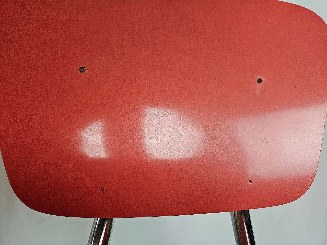 4 Sedie e tavolo in formica rossa con struttura in ferro, anni '70 26