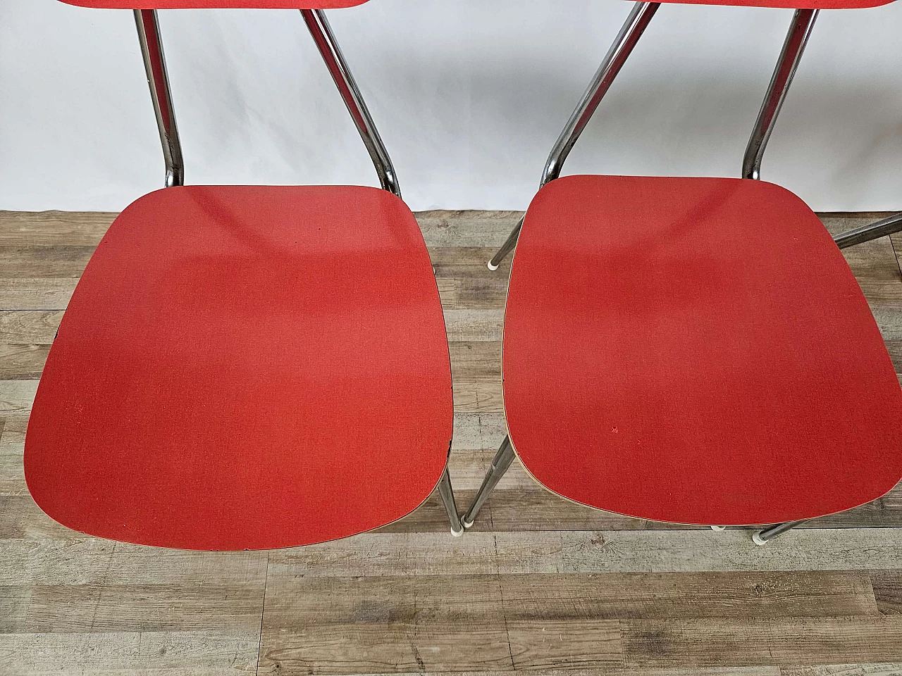 4 Sedie e tavolo in formica rossa con struttura in ferro, anni '70 27