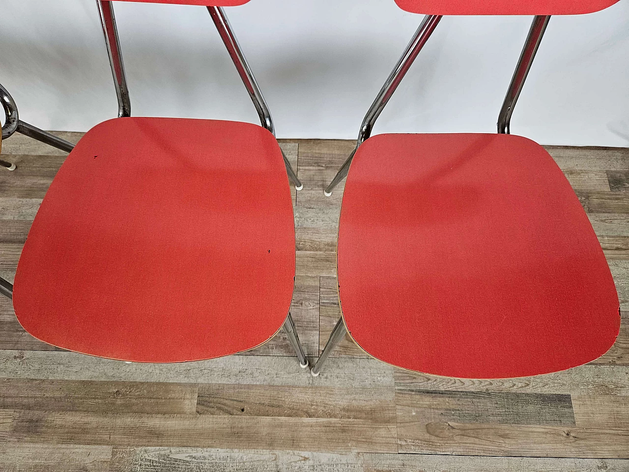 4 Sedie e tavolo in formica rossa con struttura in ferro, anni '70 28