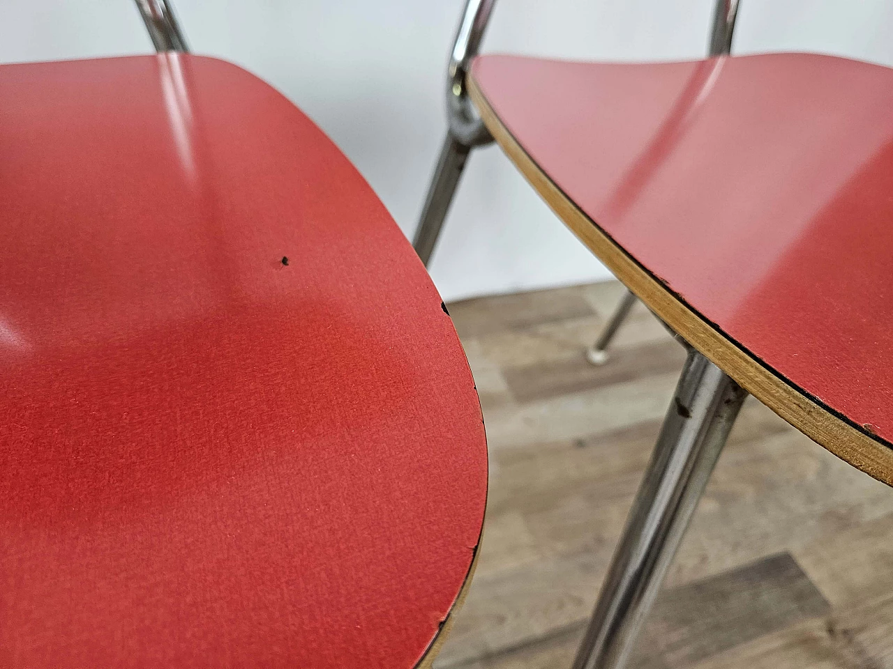 4 Sedie e tavolo in formica rossa con struttura in ferro, anni '70 30