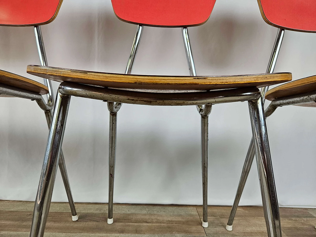 4 Sedie e tavolo in formica rossa con struttura in ferro, anni '70 31