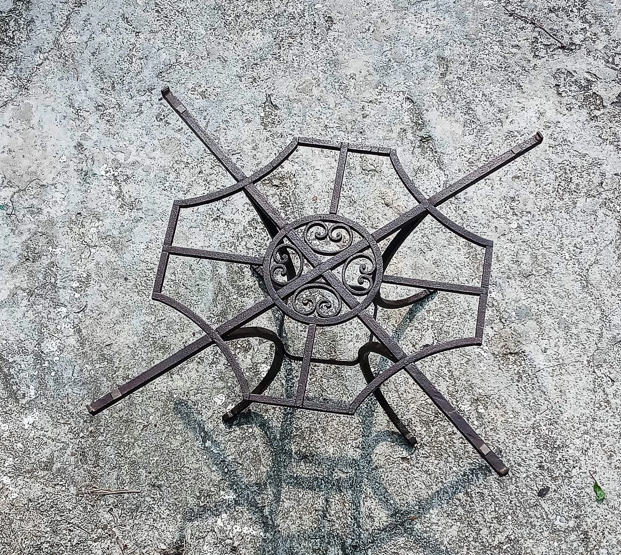 Base per tavolino in ferro battuto, anni '40 3