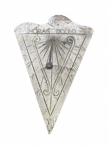 Meridiana triangolare in marmo d'Istria, anni 2000