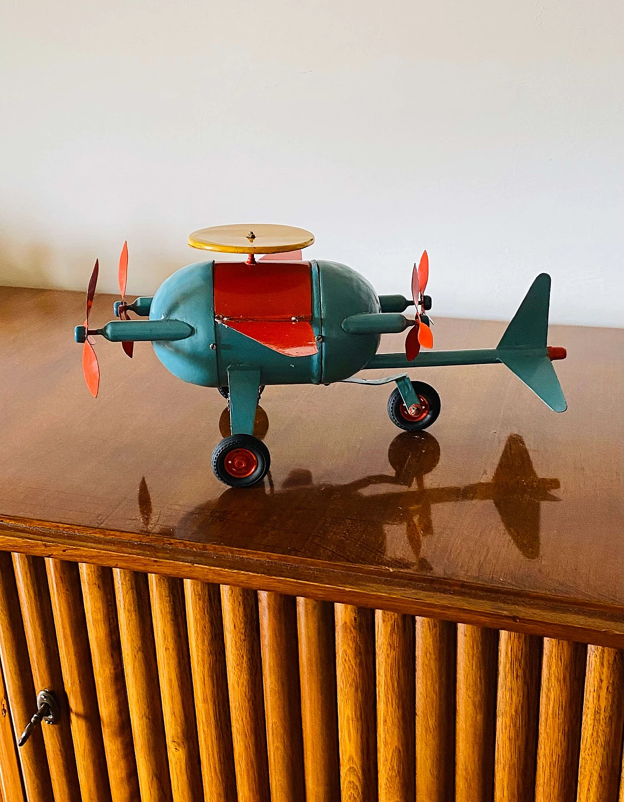 Aeroplano giocattolo francese in metallo multicolore, inizio '900 3