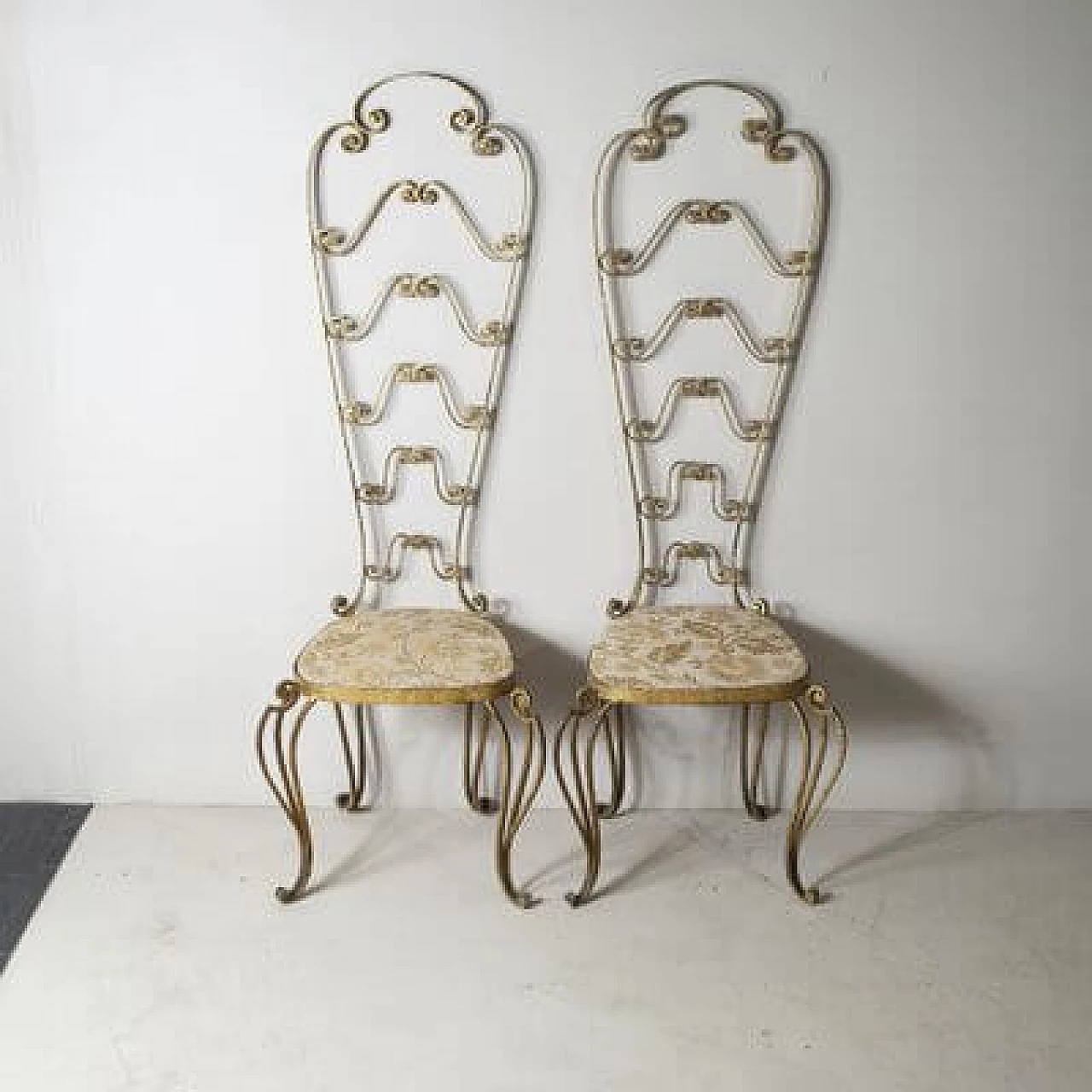 Coppia di sedie in ferro dorato attribuite a Pier Luigi Colli, anni '60 1