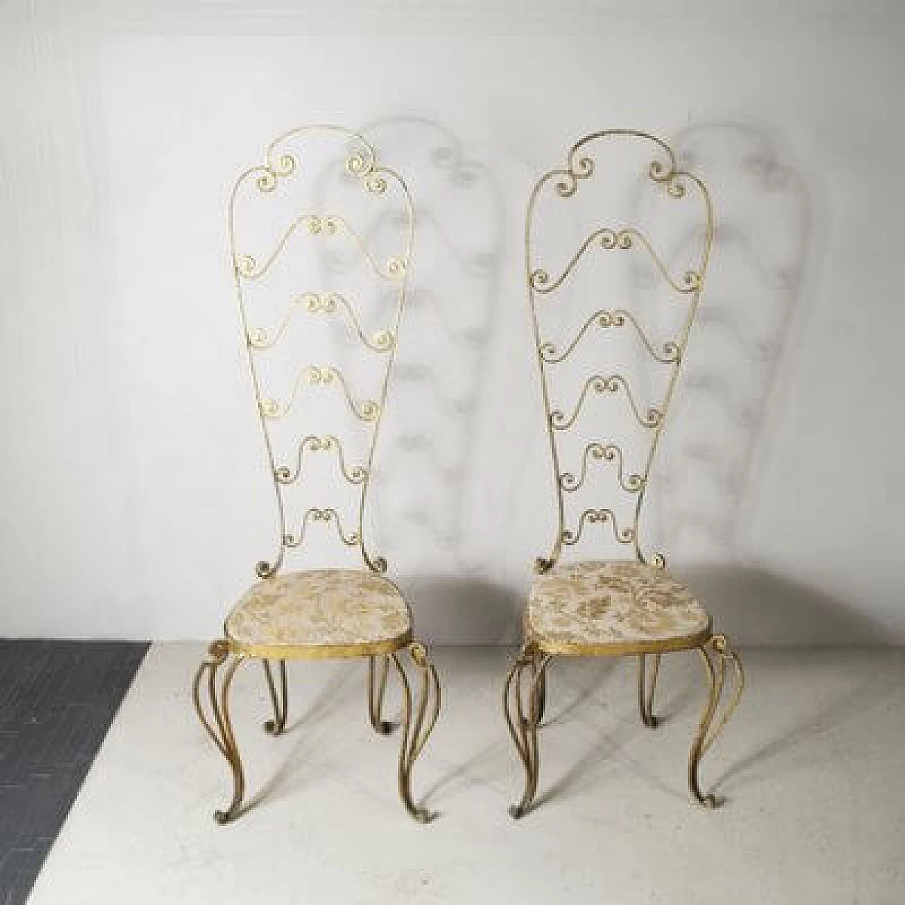 Coppia di sedie in ferro dorato attribuite a Pier Luigi Colli, anni '60 2