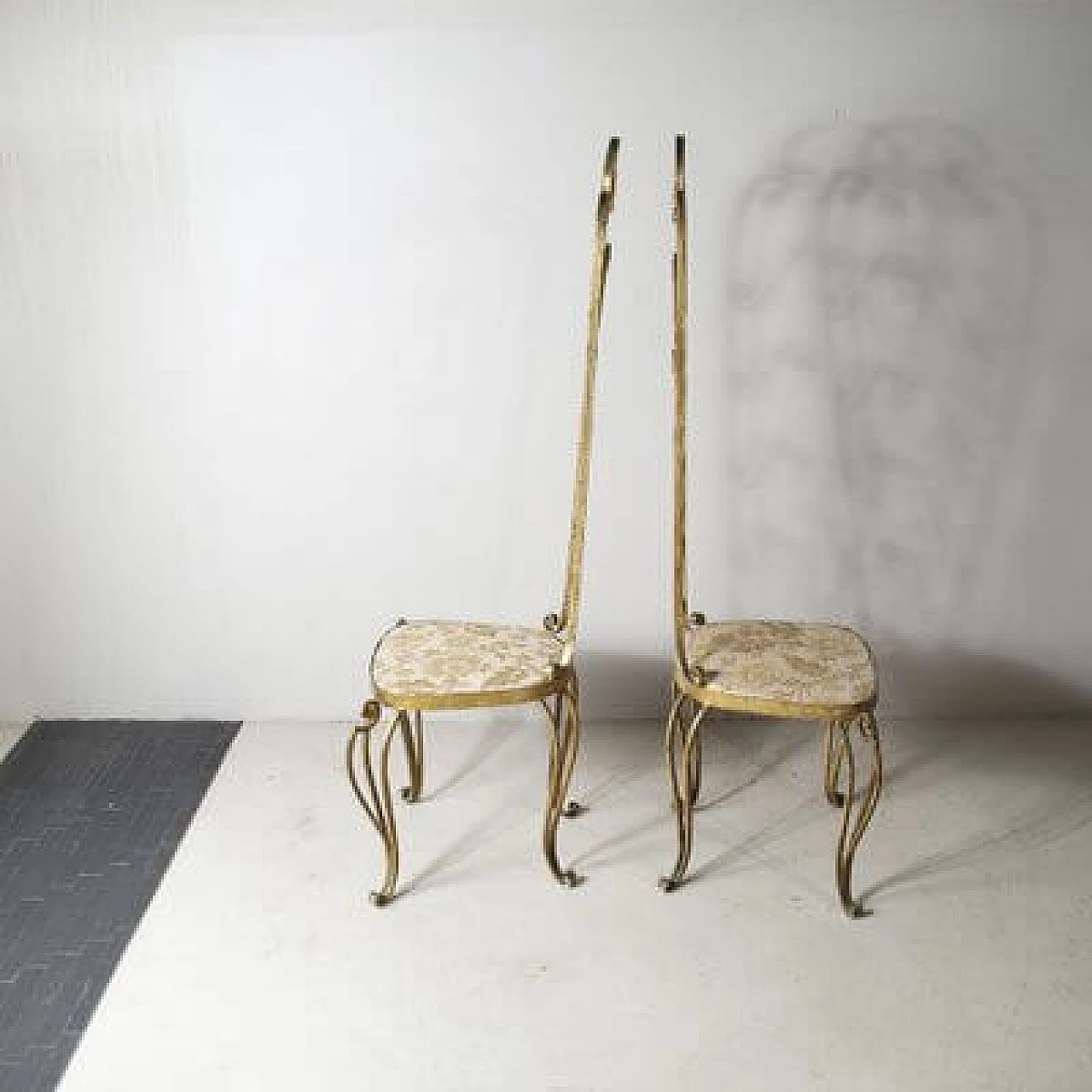 Coppia di sedie in ferro dorato attribuite a Pier Luigi Colli, anni '60 3