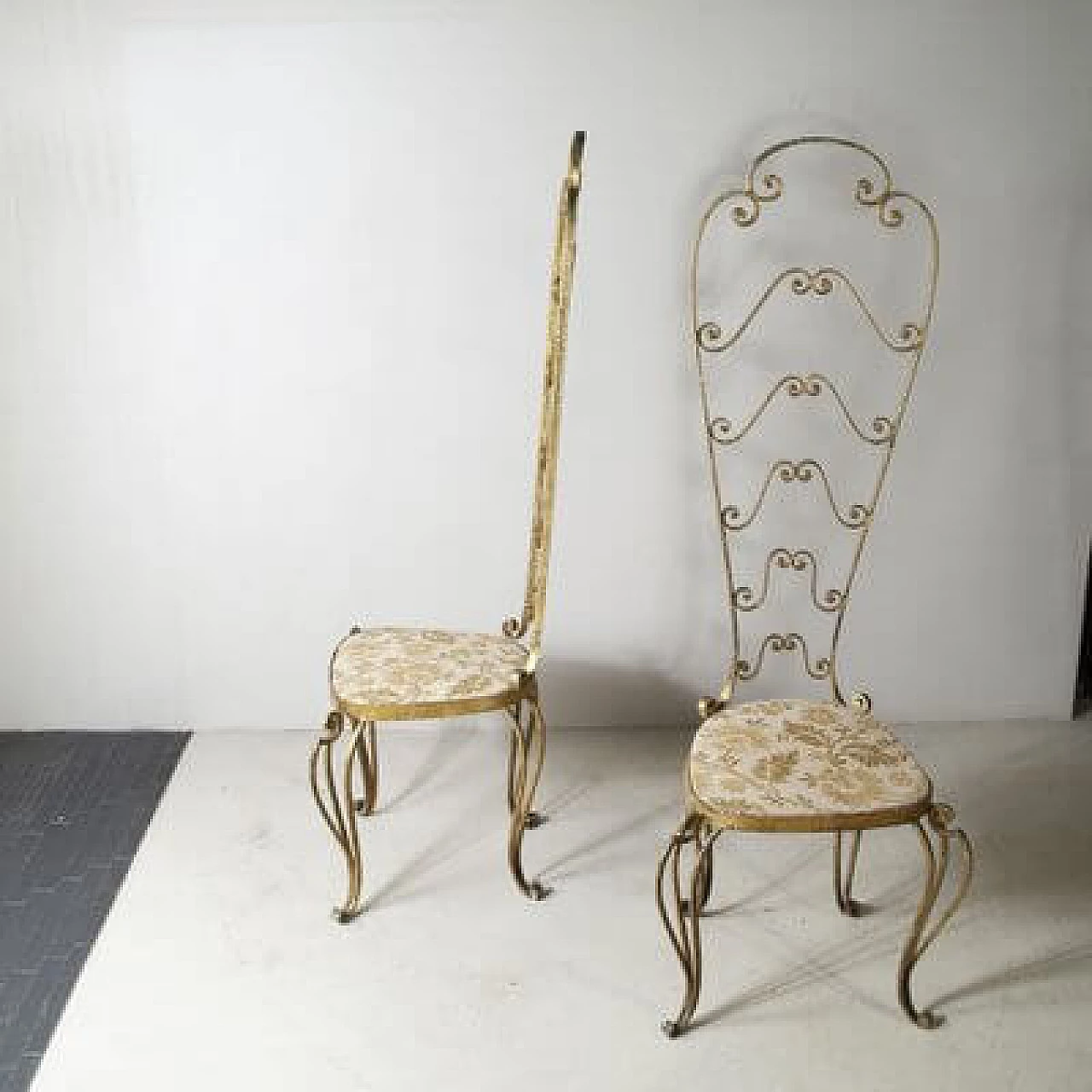 Coppia di sedie in ferro dorato attribuite a Pier Luigi Colli, anni '60 4