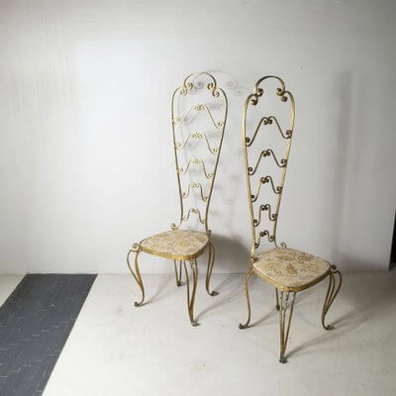 Coppia di sedie in ferro dorato attribuite a Pier Luigi Colli, anni '60 5