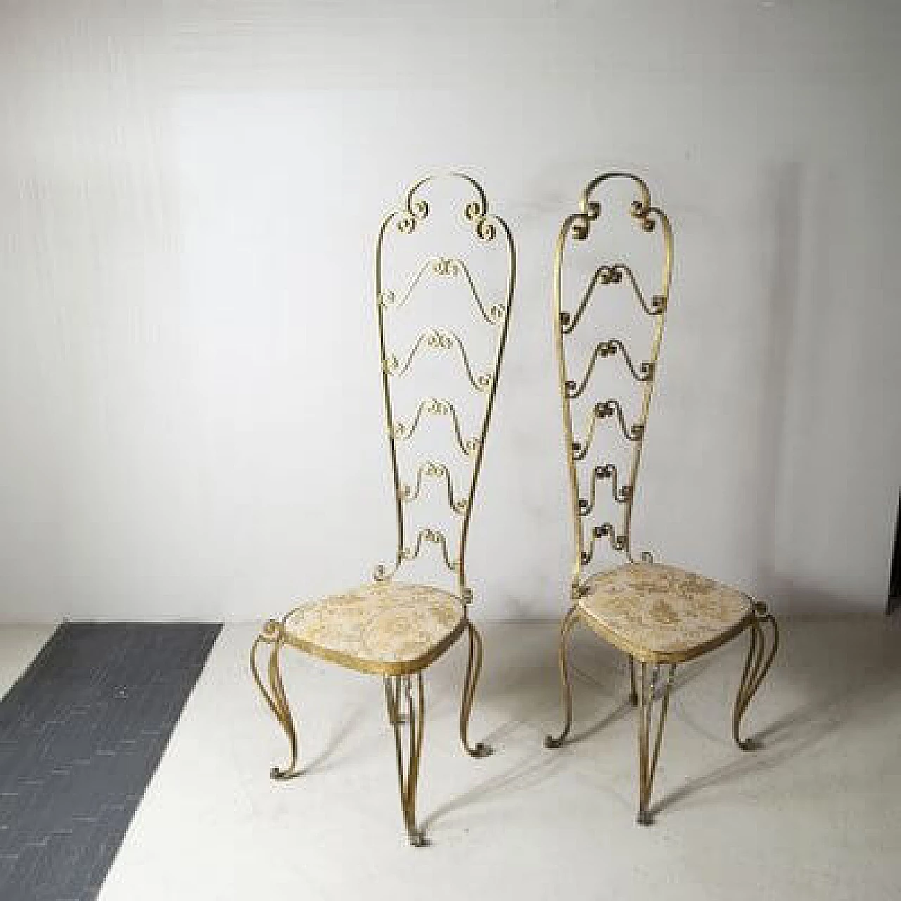 Coppia di sedie in ferro dorato attribuite a Pier Luigi Colli, anni '60 6
