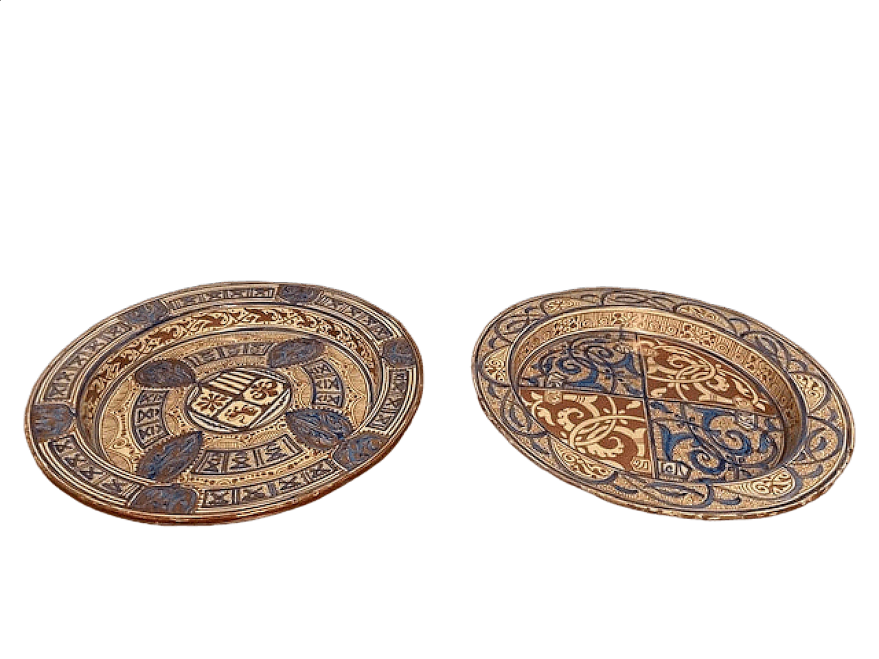 Pair of Hispanic Moorish style majolica plates, 19th century 11