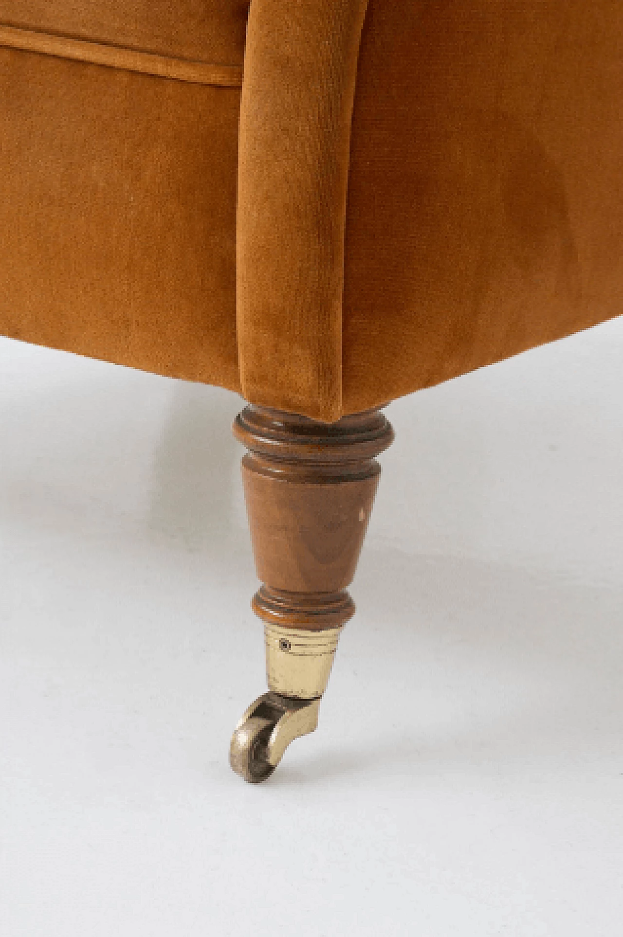 Coppia di poltrone in velluto marrone con rotelle, anni '50 5