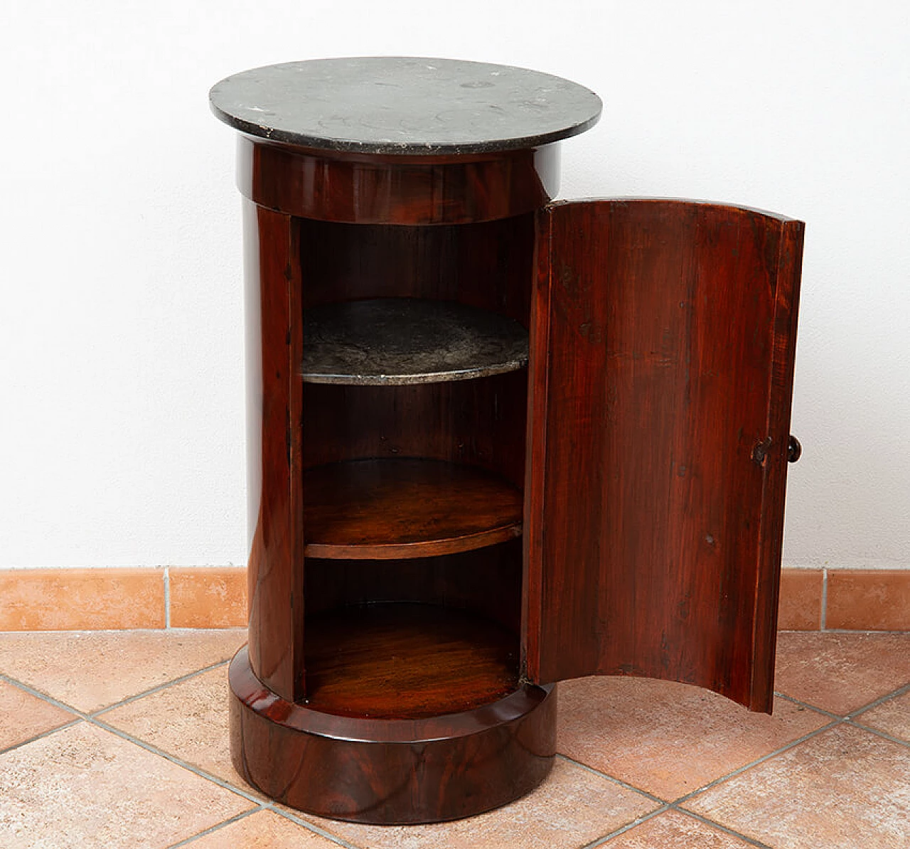 Empire mahogany feather cylinder bedside table with black Belgian marble top, 19th century 2