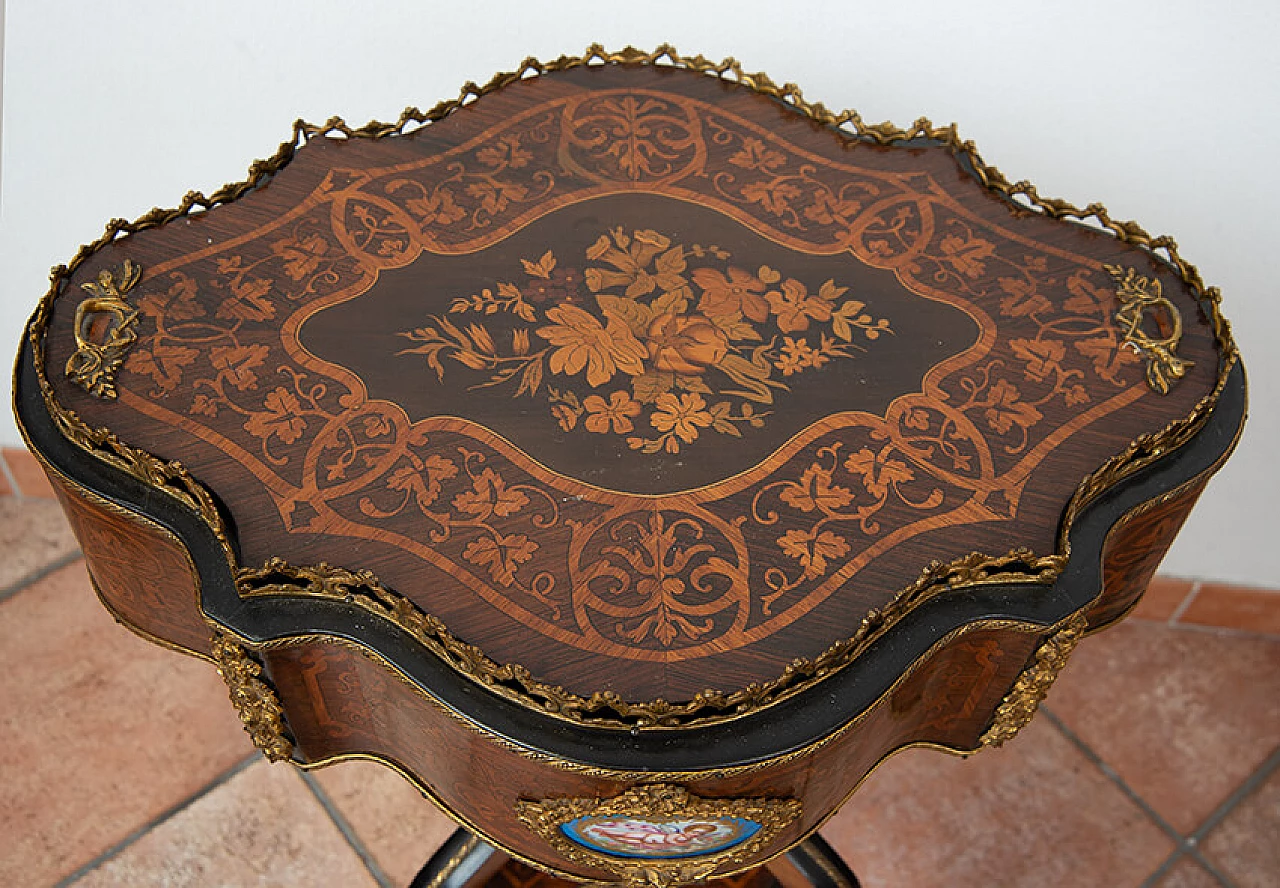 Tavolino Napoleone III in legno esotico, bronzo e porcellana di Sèvres, '800 3