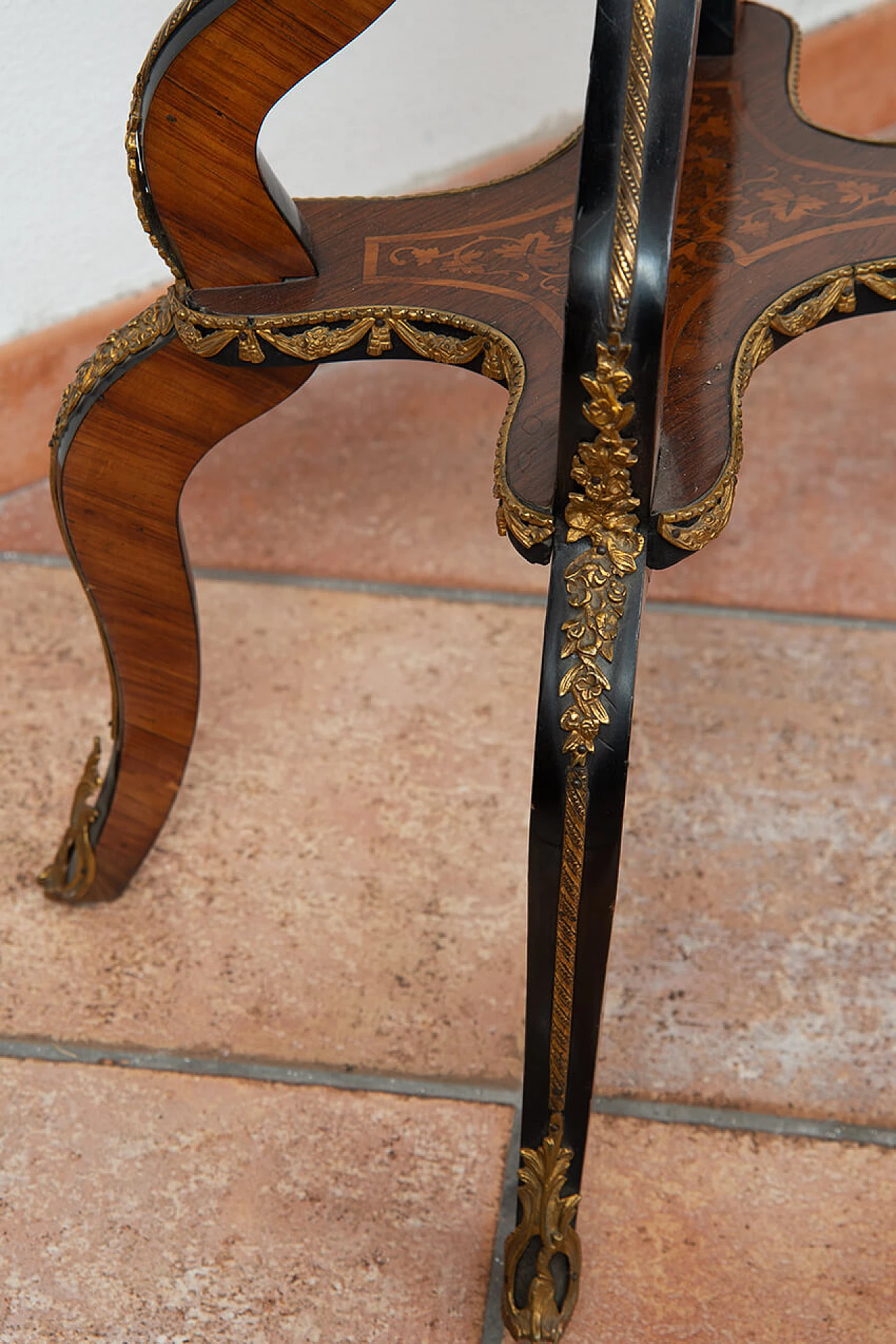 Tavolino Napoleone III in legno esotico, bronzo e porcellana di Sèvres, '800 6