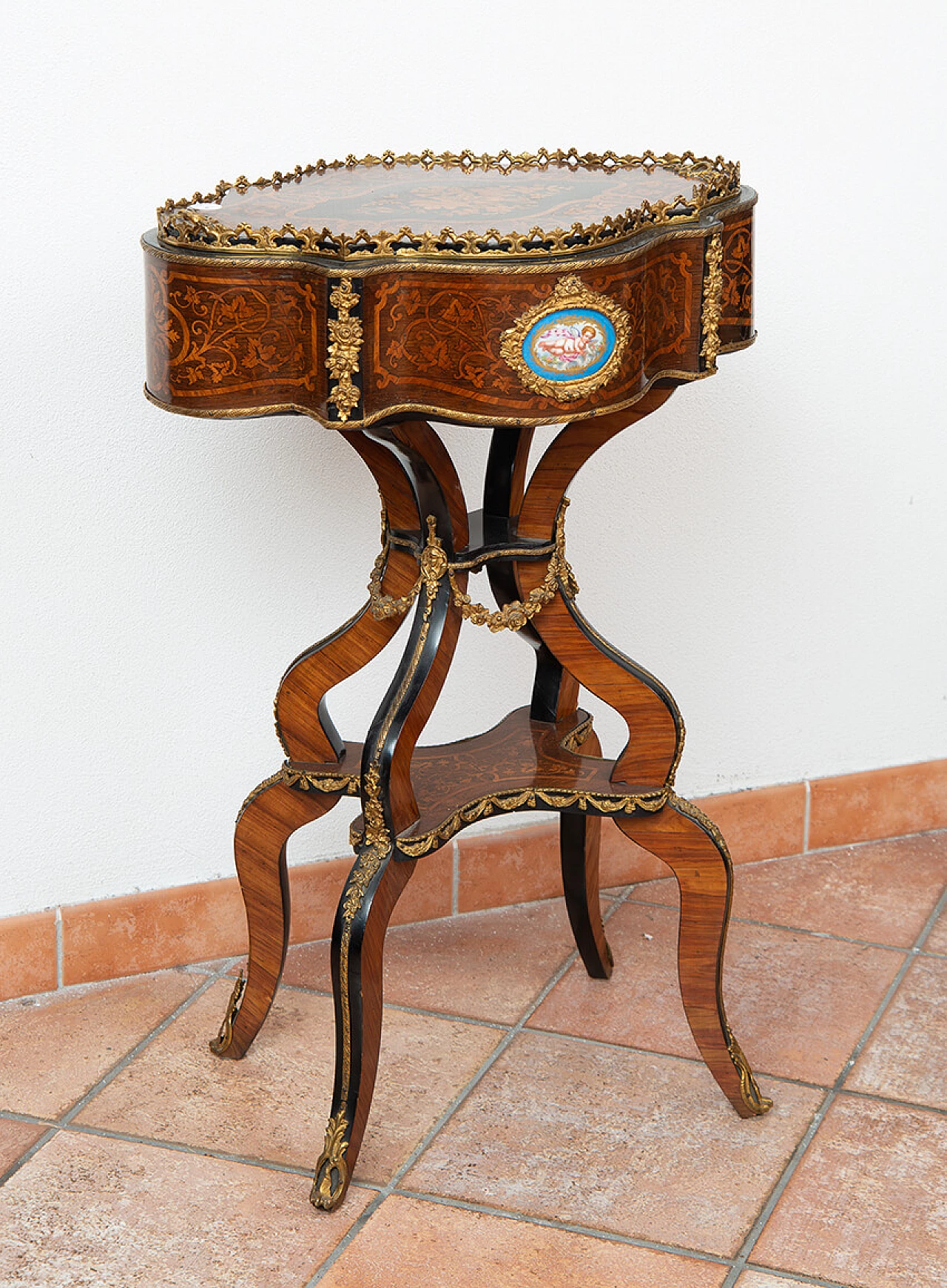 Tavolino Napoleone III in legno esotico, bronzo e porcellana di Sèvres, '800 8